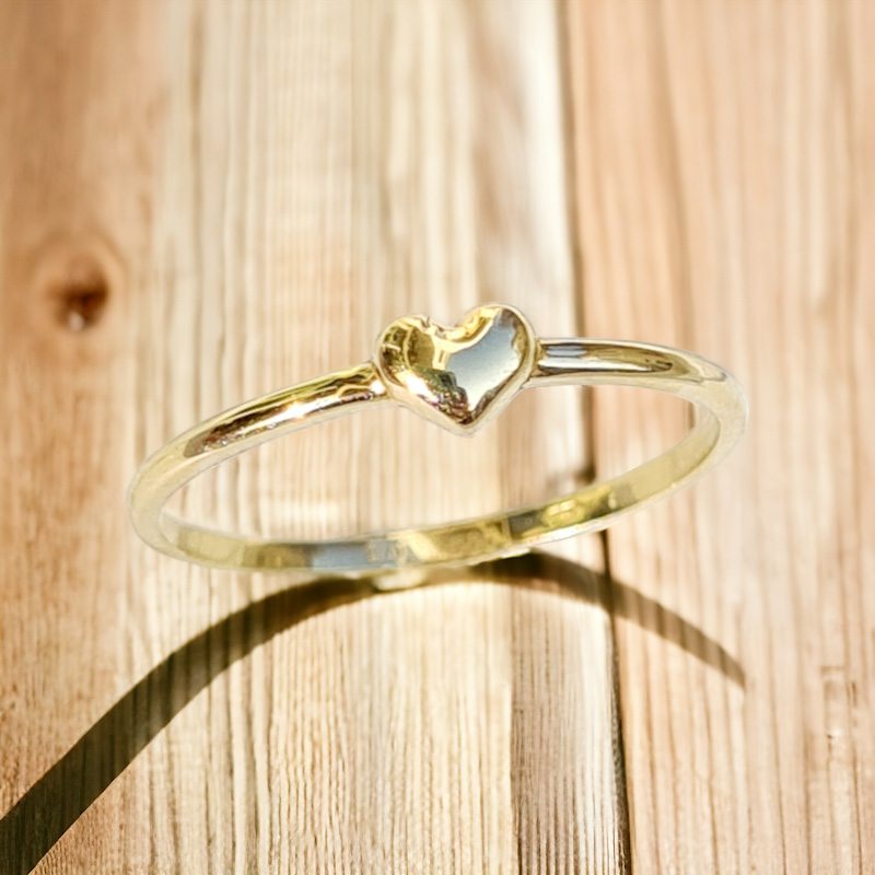 Zlatý minimalistický prsteň so srdiečkom